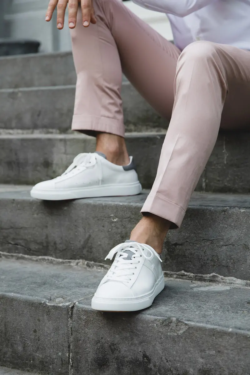 pastel trouwpak witte sneakers