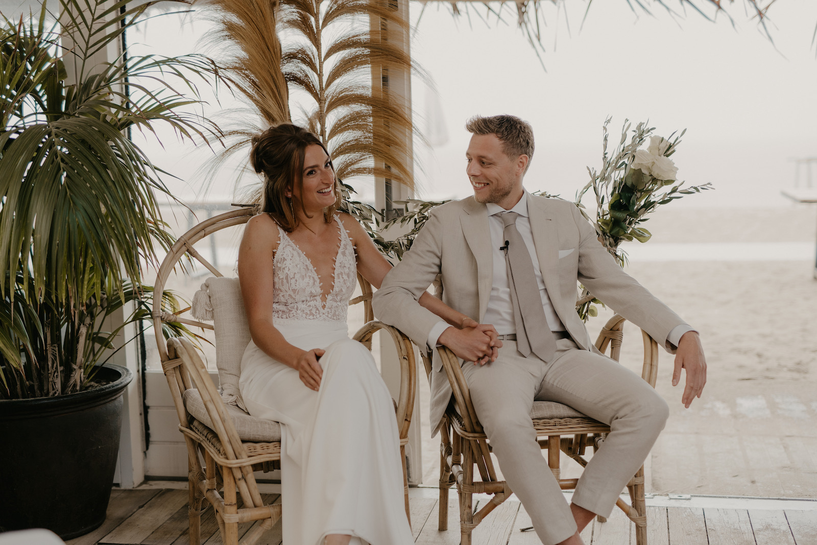 zandkleurig trouwpak strandwedding thema | Michael & Giso