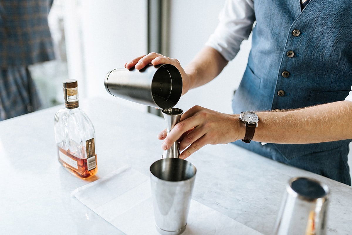 Bartender Mads Voorhoeve