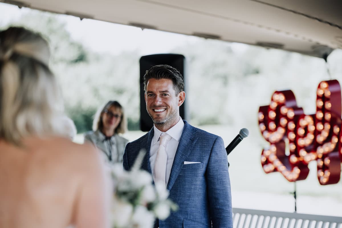 Laurens-de-Korte-Groom-trouwpak-op-maat White smile, casual trouwpak, off white das