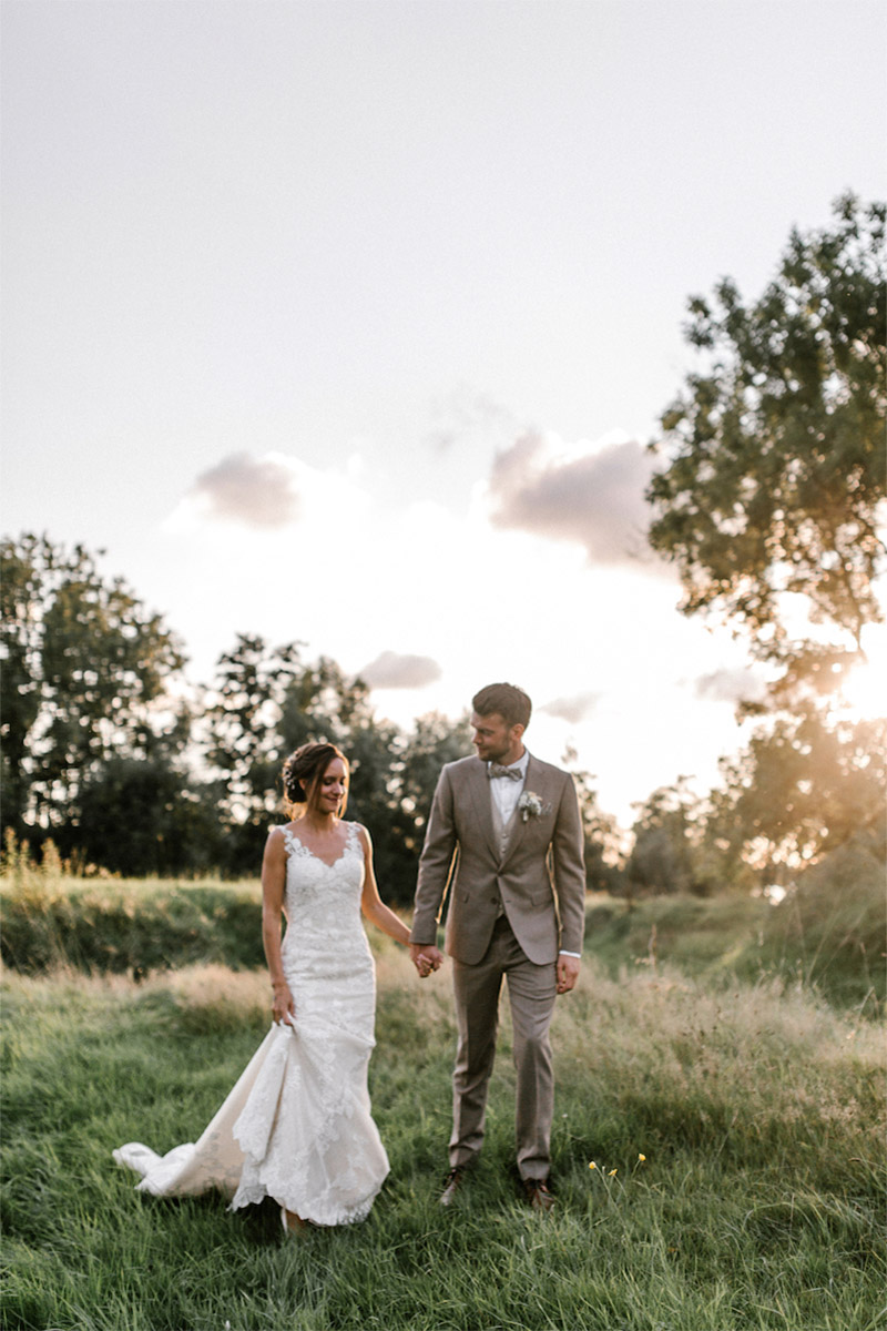 Heide groen beige zand outfit met zonsondergang