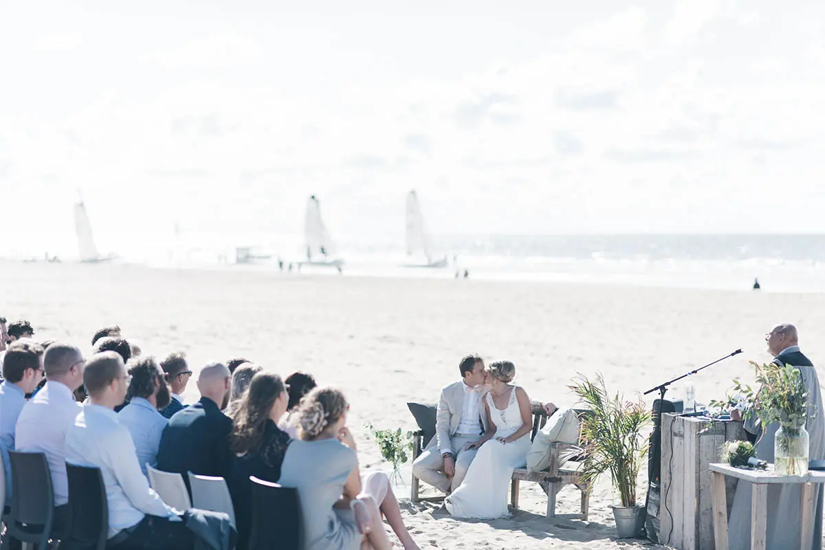 Zeilen, Trouwen aan zee, decoratie strand bruiloft, Strandoutfit