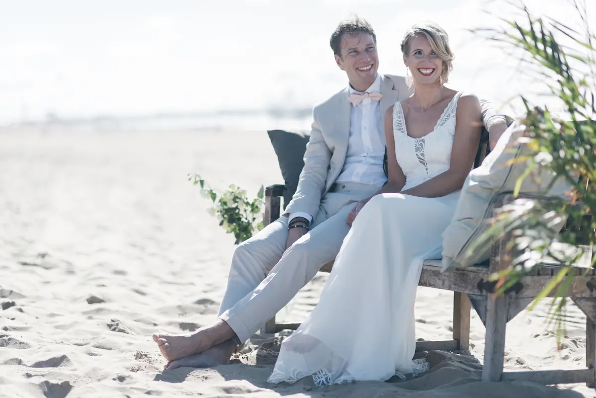 Strand bruiloft, Blote voeten in strand, Glimlachen bruidspaar