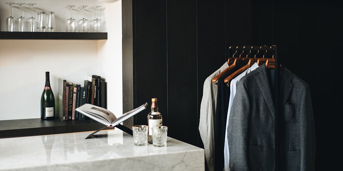 Tailors Wardrobe December Stilleven van maatpak winkel interieur