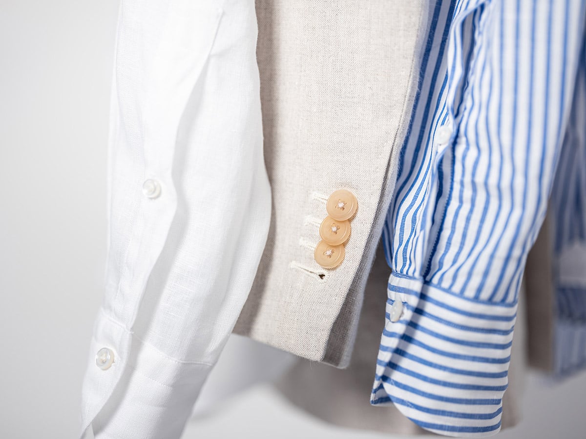 Details knopen maatshirts en maatjasje