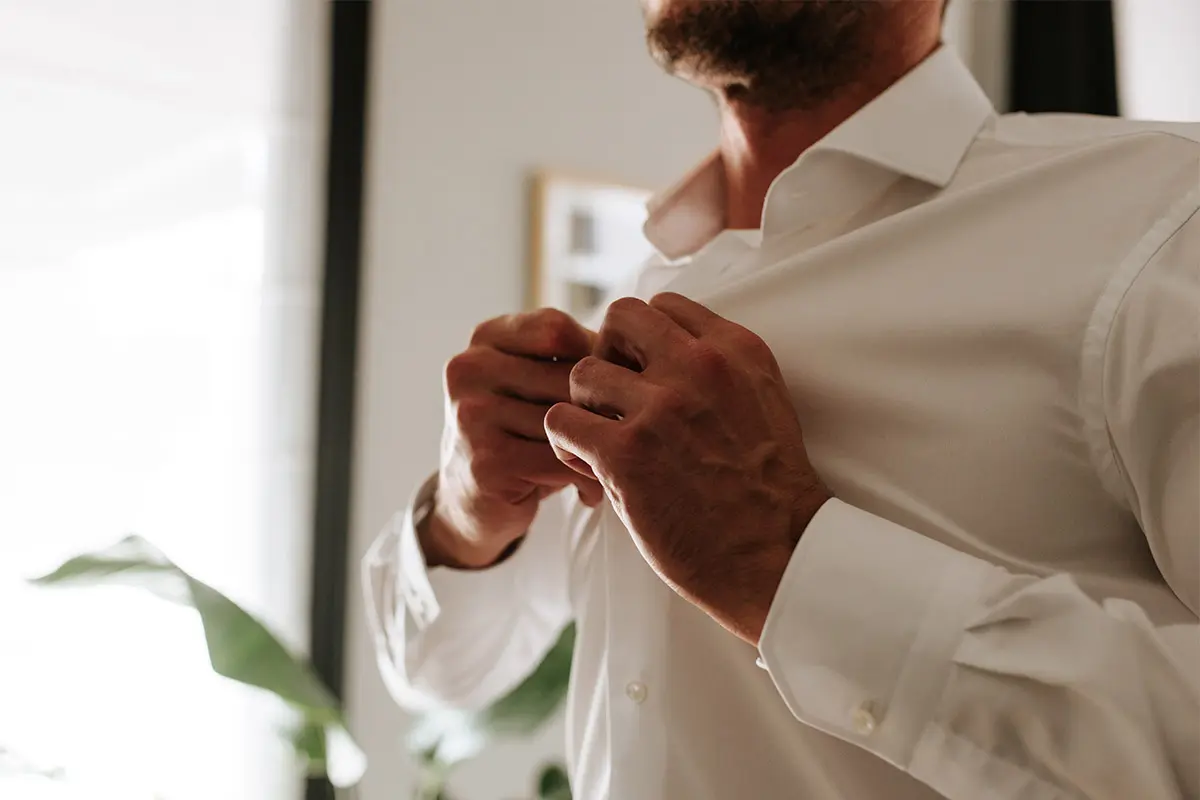 voorbereiding shirt aantrekken