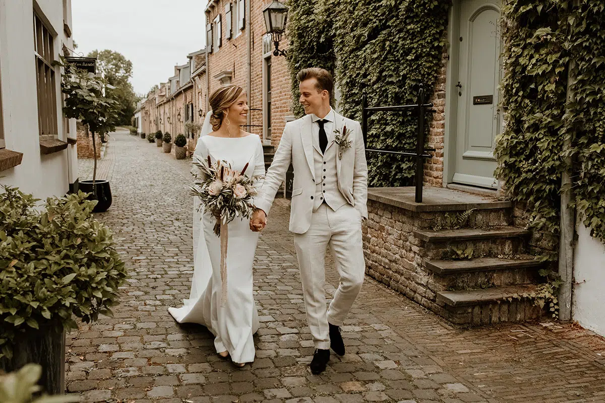 trouwpak driedelig huwelijk straat nederland wedding trouwjurk | Michael & Giso