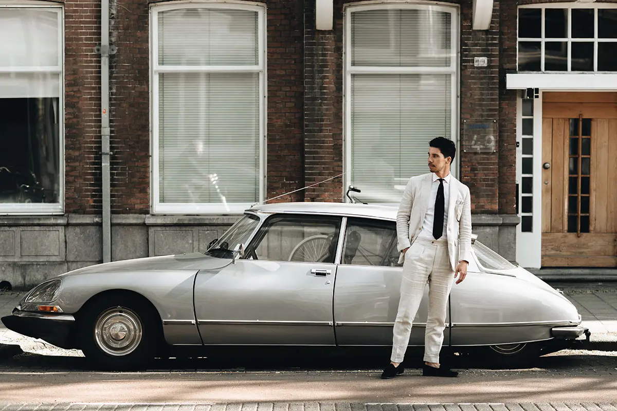 zand beige linnen pak bij oldtimer