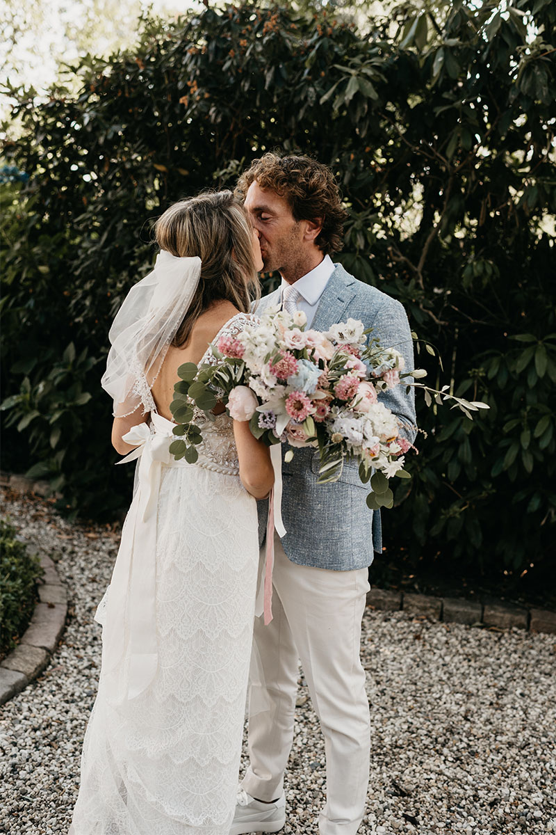 linnen-trouwpak-jan-joost-bruiloft bruidspaar kus