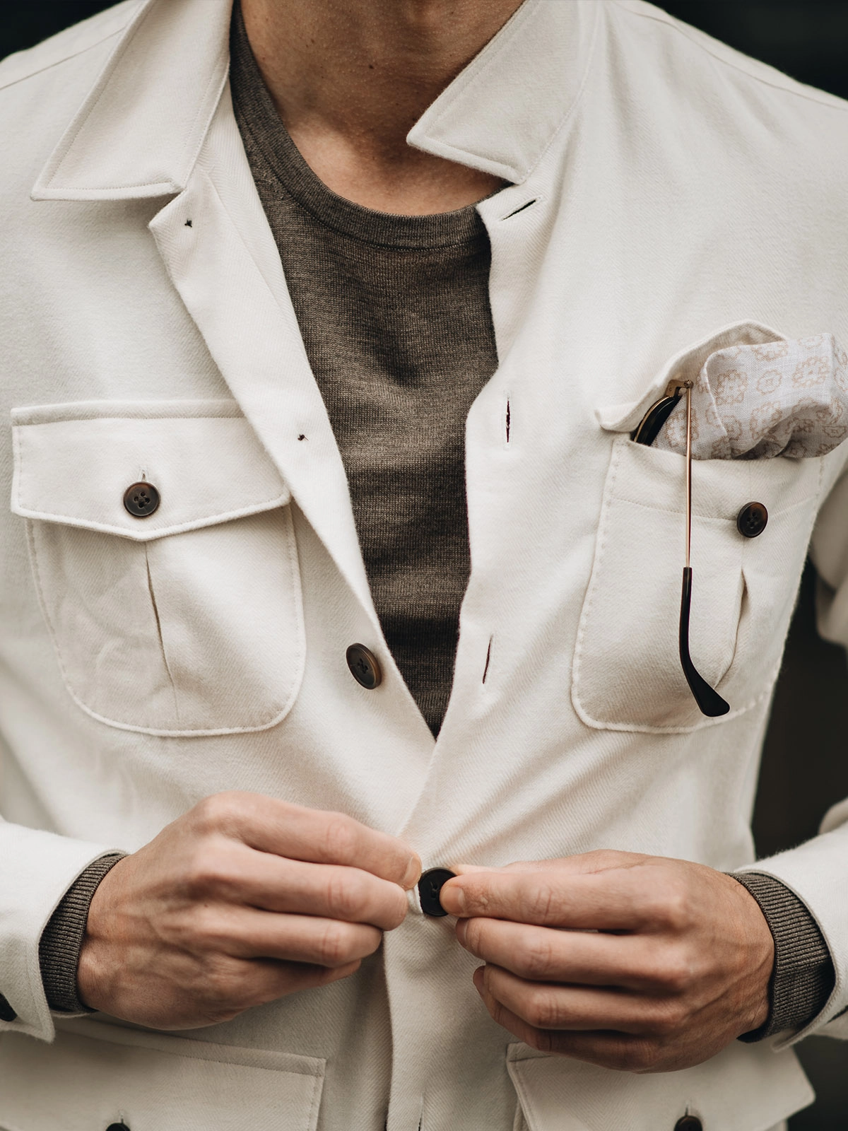 overshirt details donkere knopen