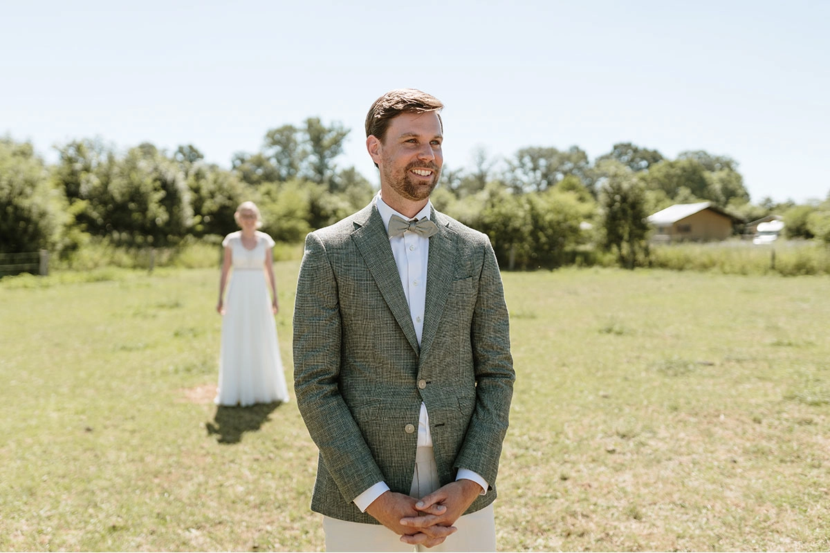 Groom bride huwelijk jawoord ceremonie groen first look | Michael & Giso