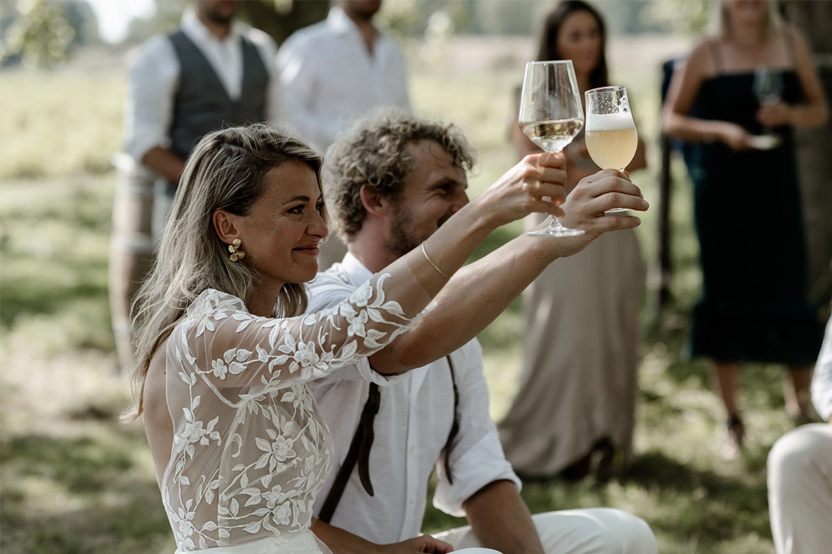 trouwjurk proosten bretels huwelijk groom bride cheers | Michael & Giso