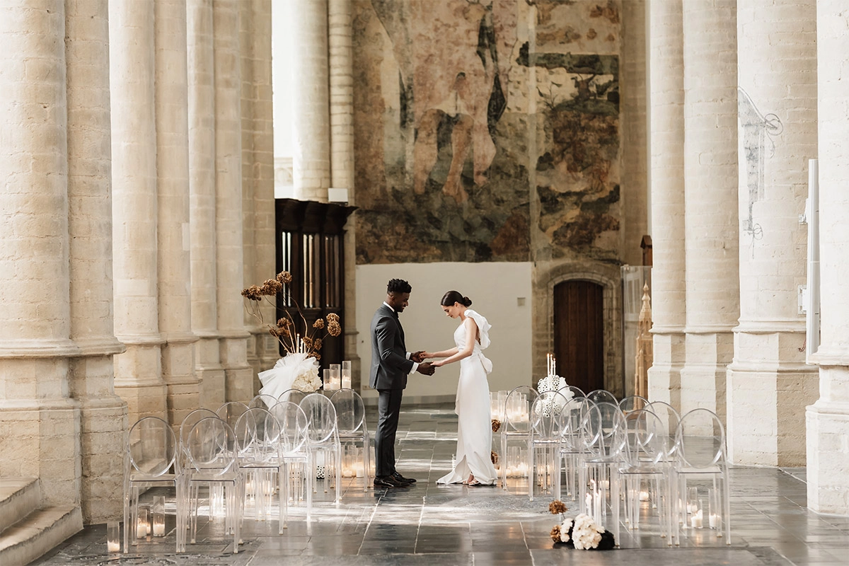 bruiloft trouwen grote kerk huwelijk pak trouwjurk | Michael & Giso