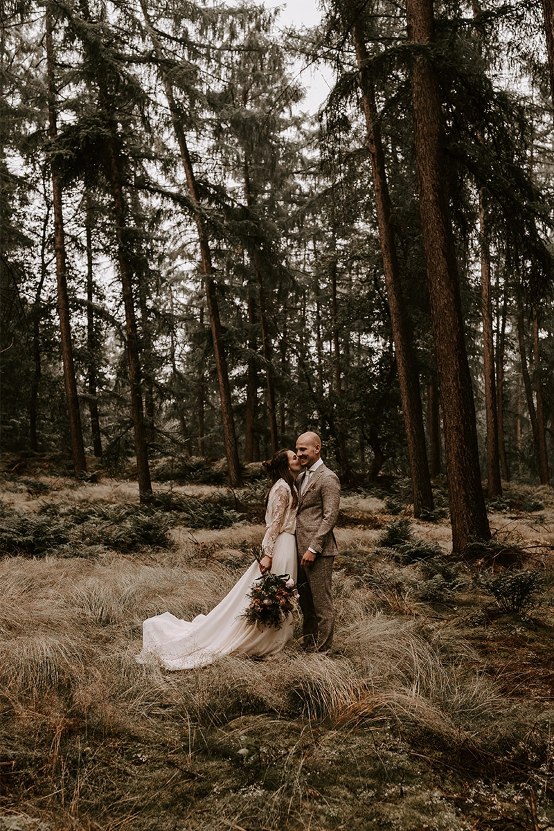 trouwpak trouwen in het bos groom trouwjurk | Michael & Giso