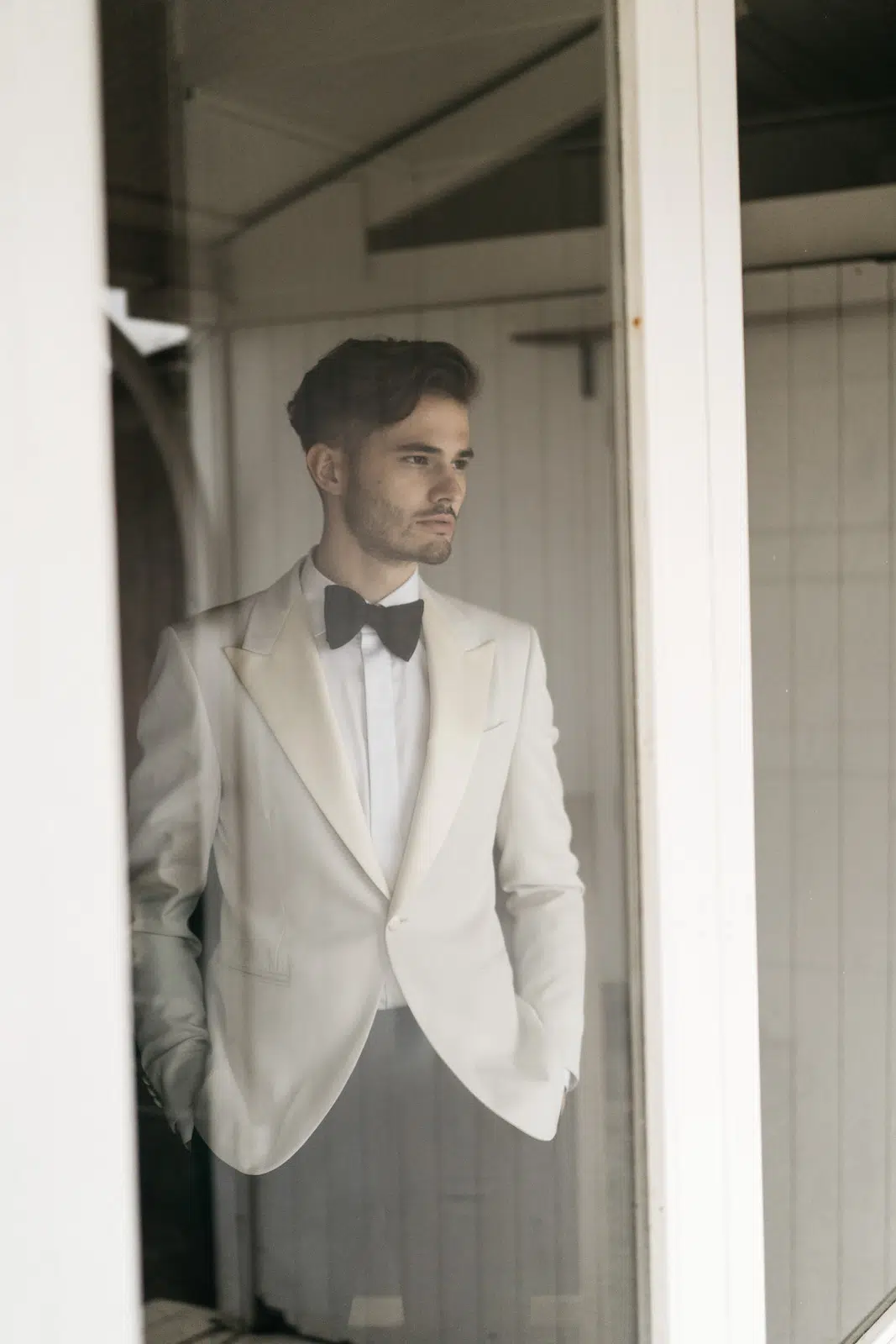 witte tuxedo smoking zomers | Michael & Giso