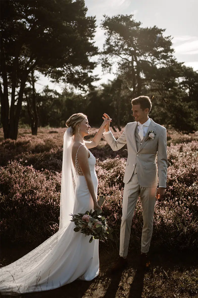 huwelijkspaar trouwjurk bos heide groom trouwpak driedelig | Michael & Giso