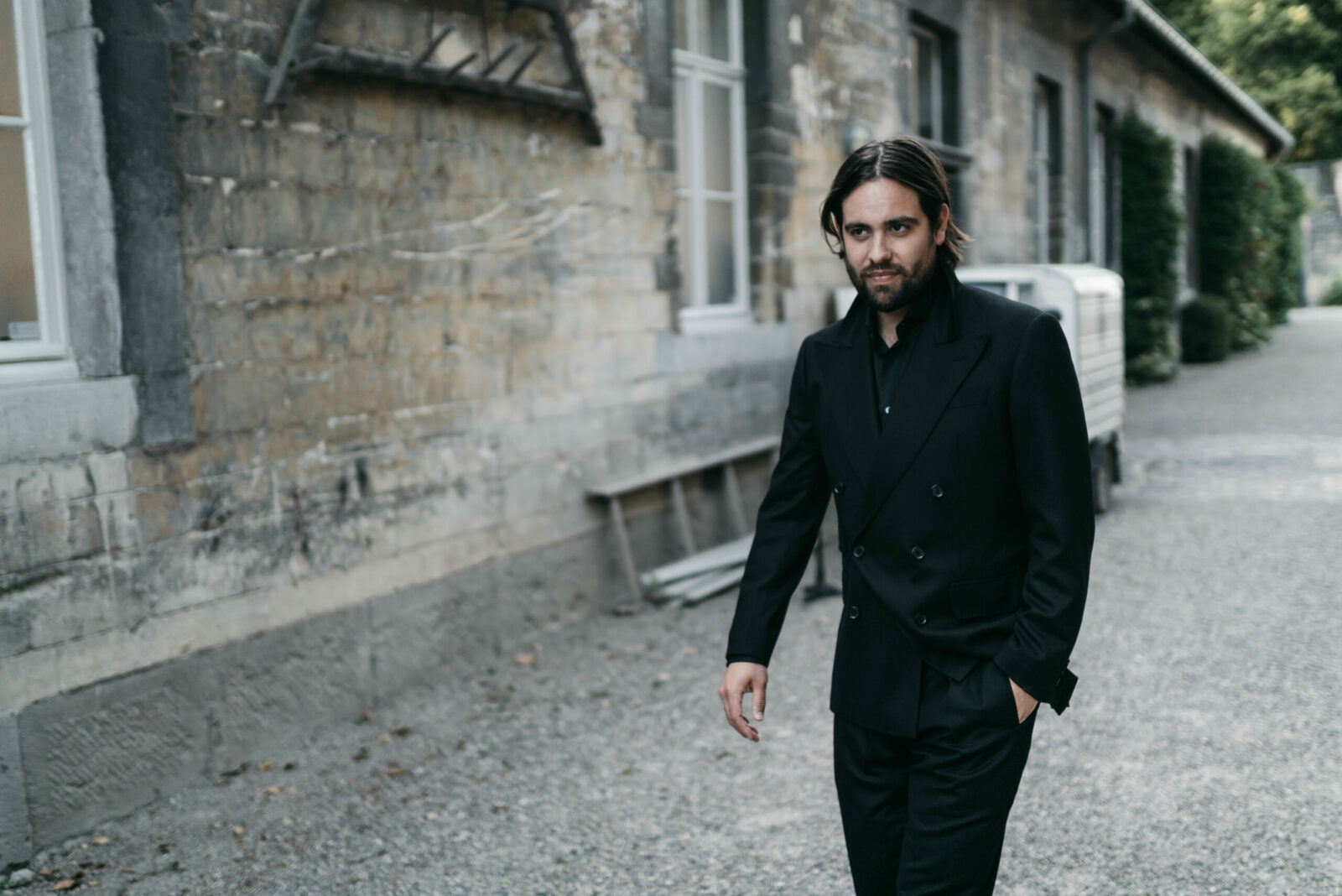chateau neercanne allblack weddingsuit trouwpak scaled e1660830742243 | Michael & Giso