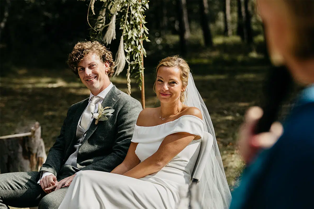 bruidegom zomerpak natuur huwelijksdag ceremonie | Michael & Giso