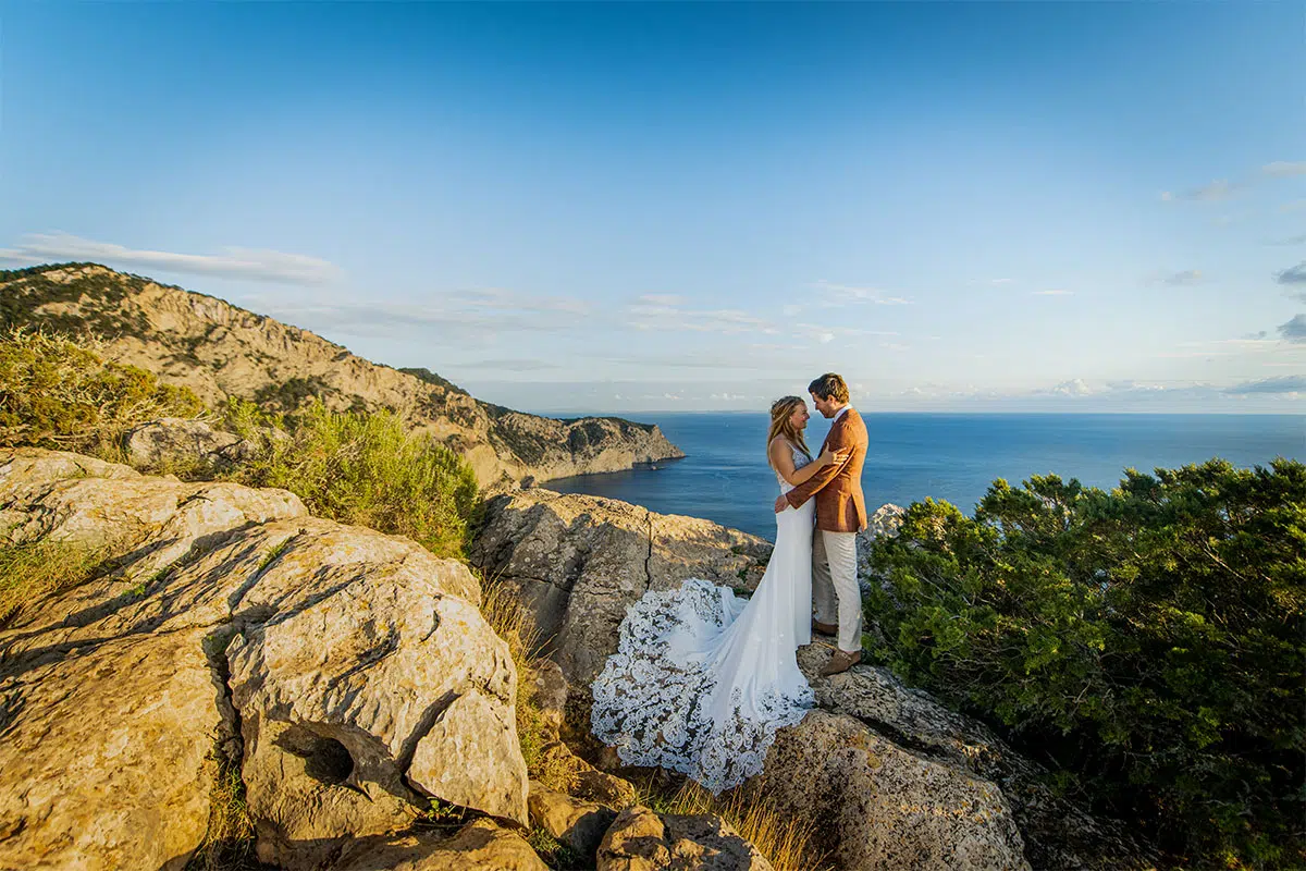 ibiza trouwen berg natuur huwelijksdag terracotta groom | Michael & Giso