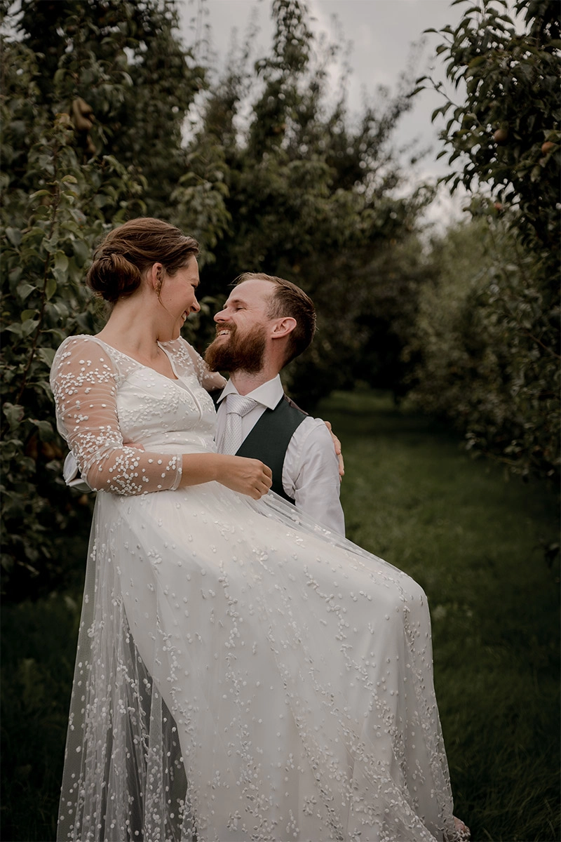 huwelijkspaar trouwdag ceremonie zomer natuur waistcoat | Michael & Giso