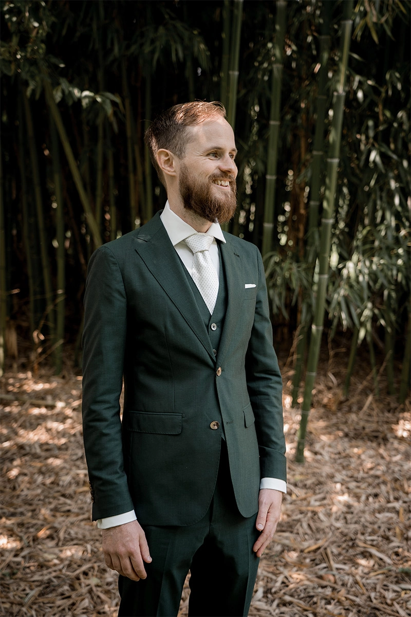 trouwpak groen driedelig waistcoat details groom bruidegom sam | Michael & Giso