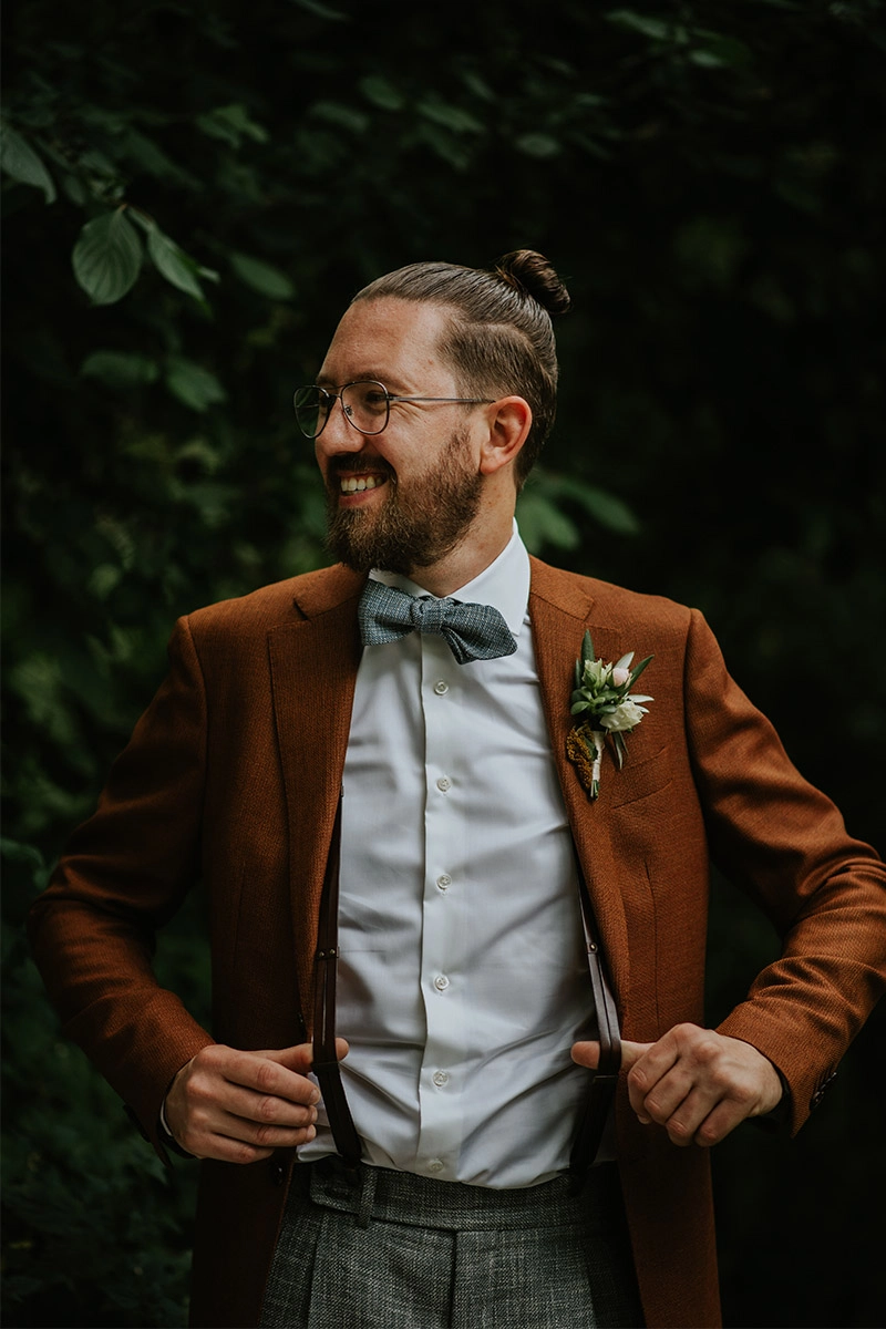 bretels strik trouwpak burnt orange bruidegom stefan groom | Michael & Giso