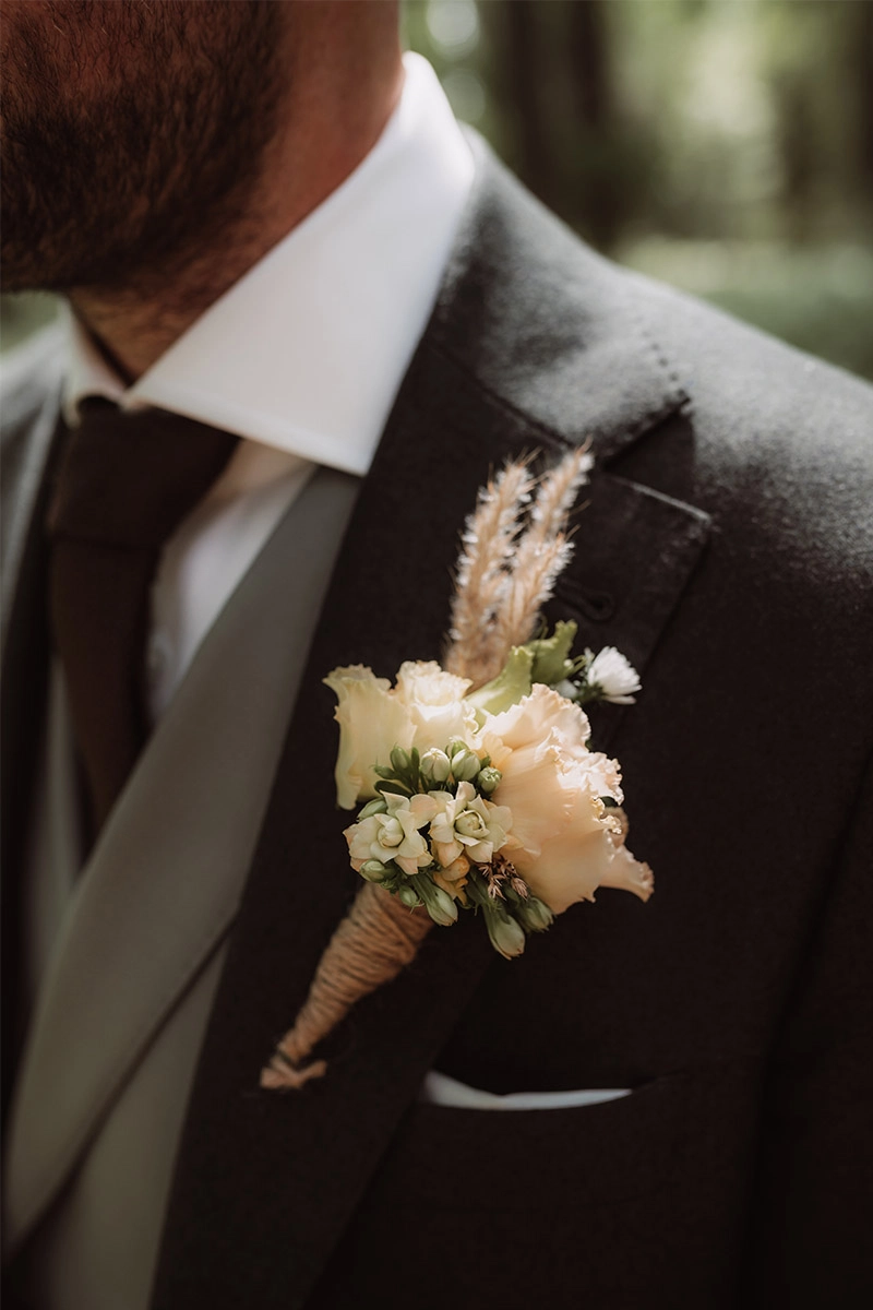 corsage bloemstuk huwelijk trouwkostuum detail | Michael & Giso