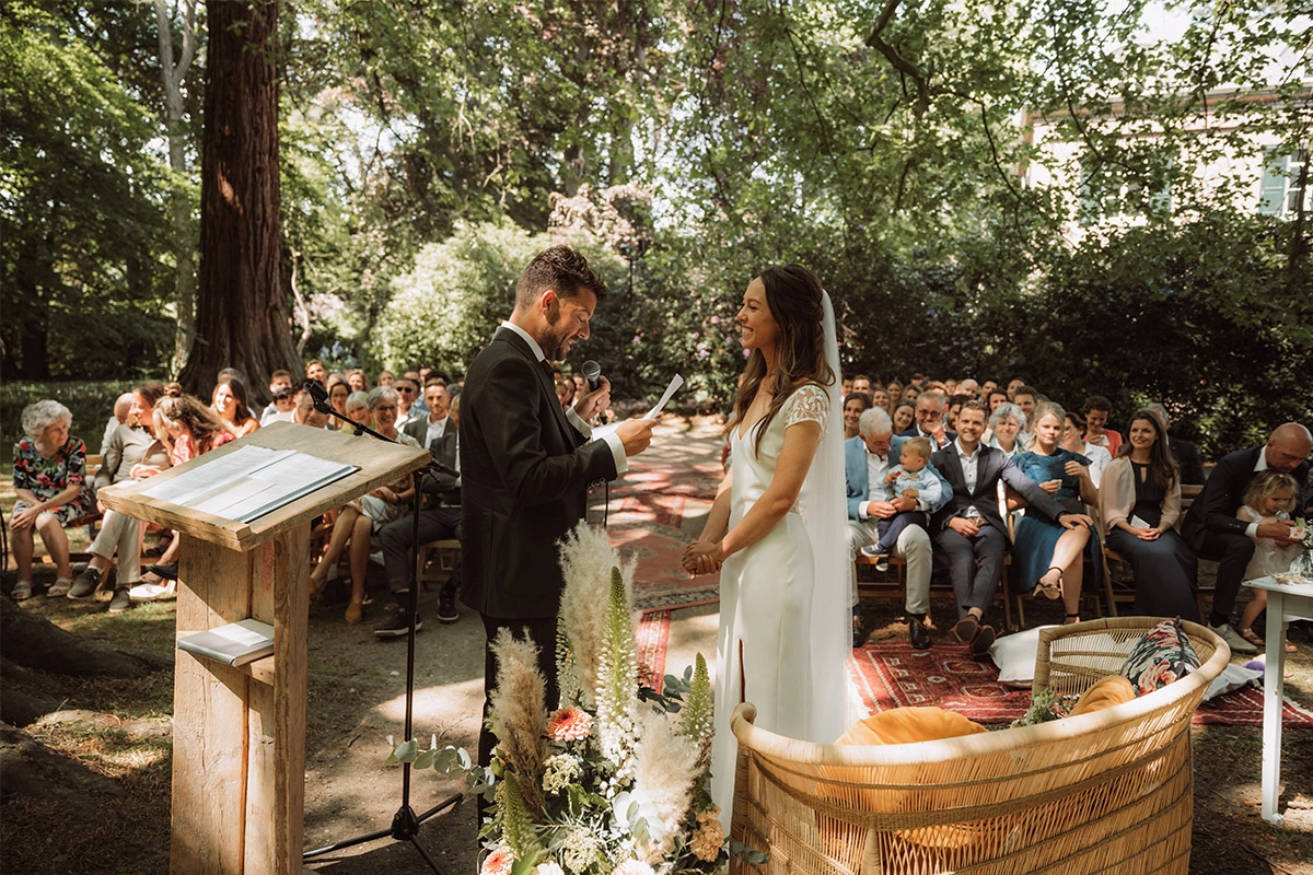 trouwceremonie gelofte jawoord bruidegom trouwpak groen | Michael & Giso