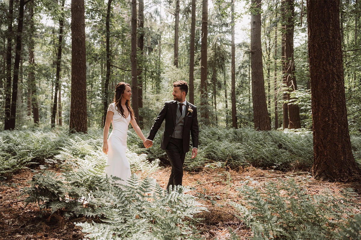 trouwen in het bos huwlijksdag trouwpak op maat | Michael & Giso