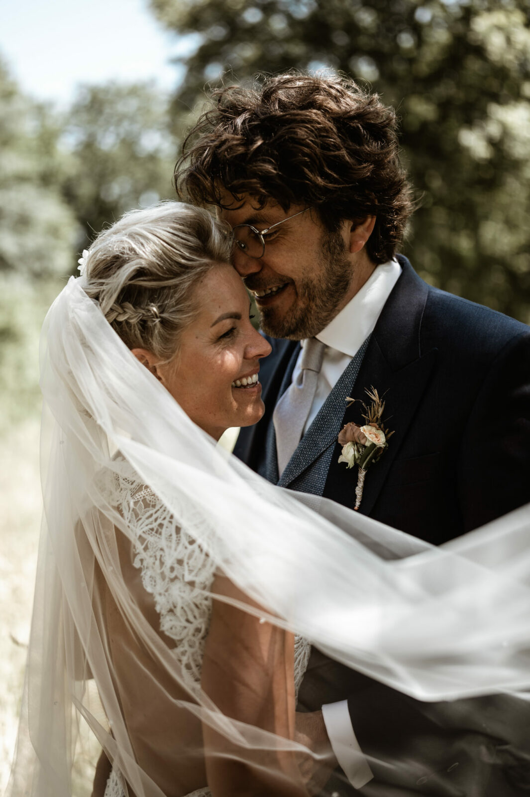 driedelig trouwpak donkerblauw tent wedding e1660893873729 | Michael & Giso