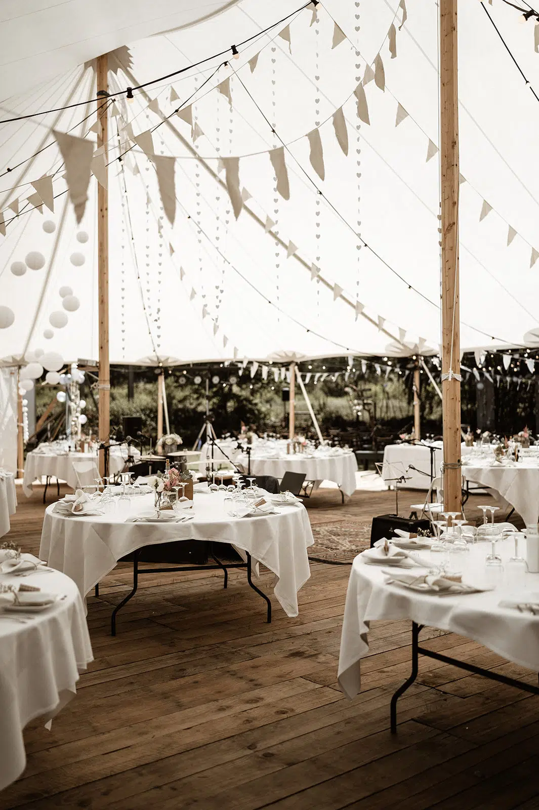 tent wedding inspo chic | Michael & Giso