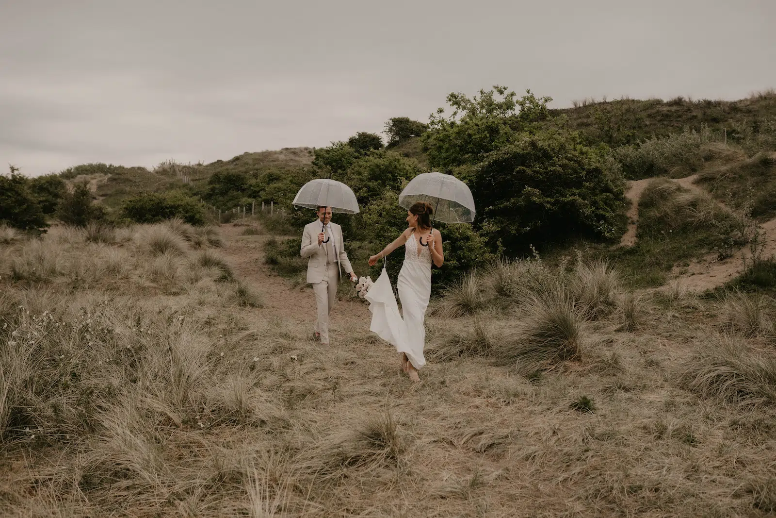 bastiaan trouwpak tweedelig beige strand wedding | Michael & Giso