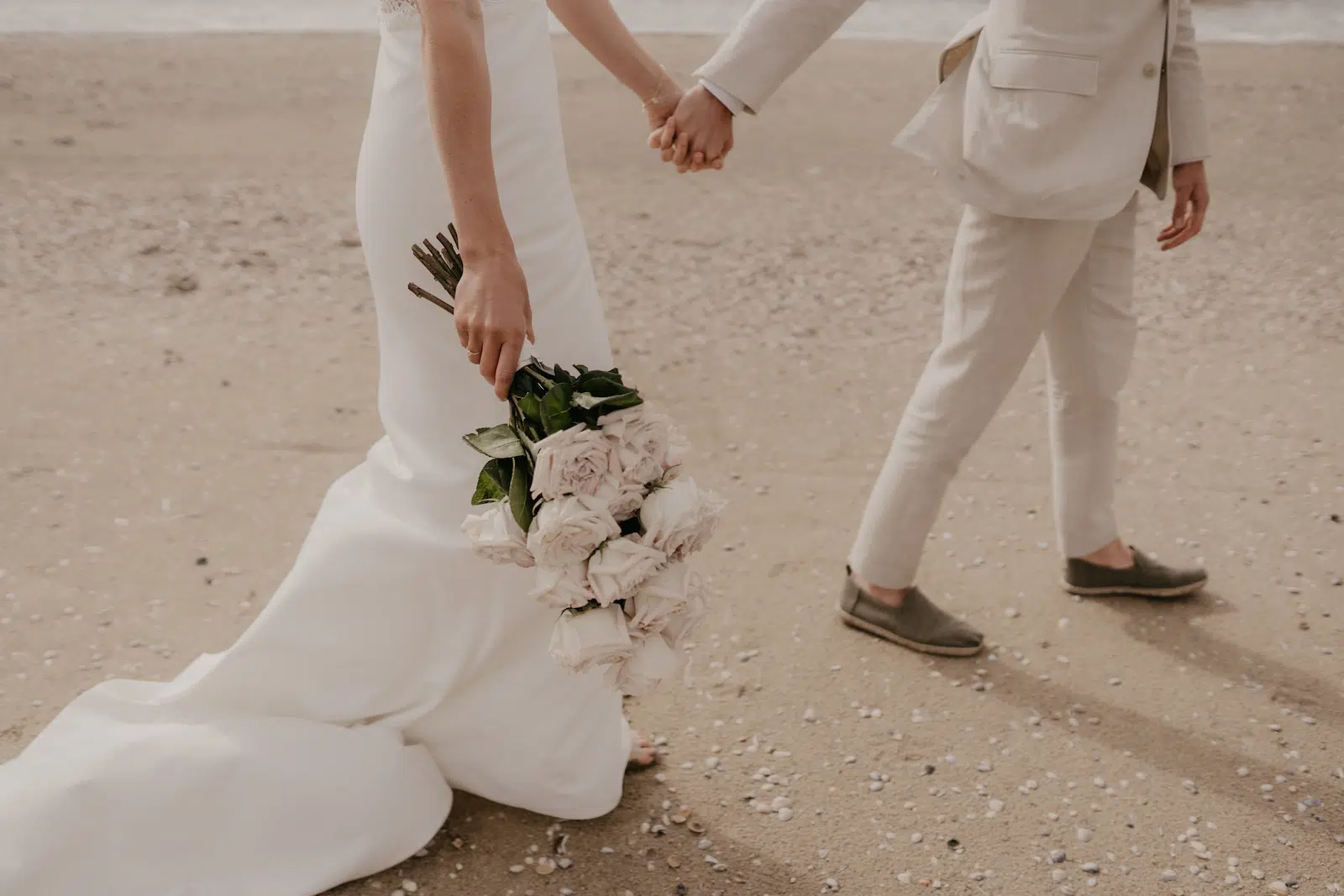 trouwen op het strand zandkleurig trouwpak | Michael & Giso