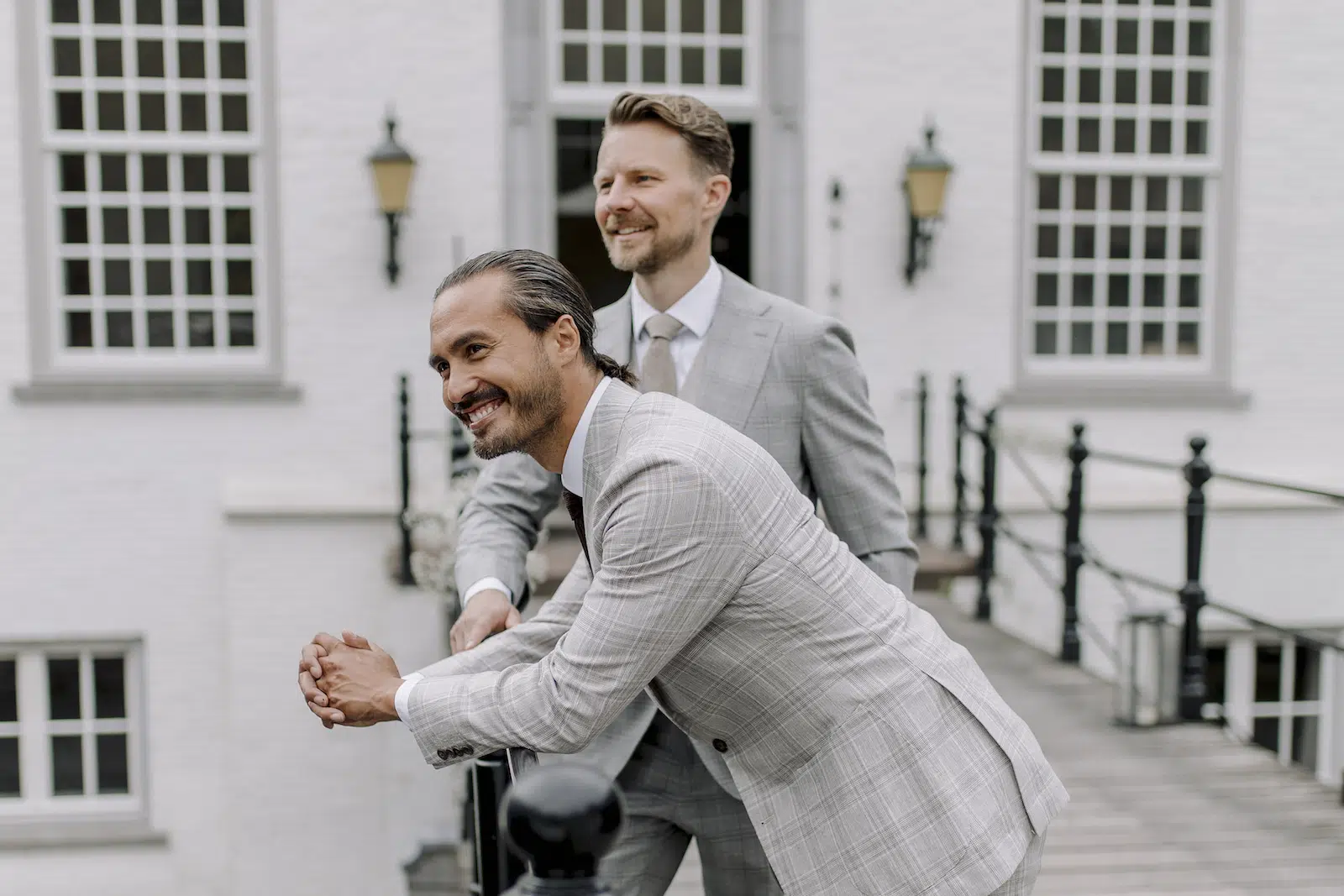 gay wedding couple jawoord huwelijk trouwpakken op maat grijs beige | Michael & Giso