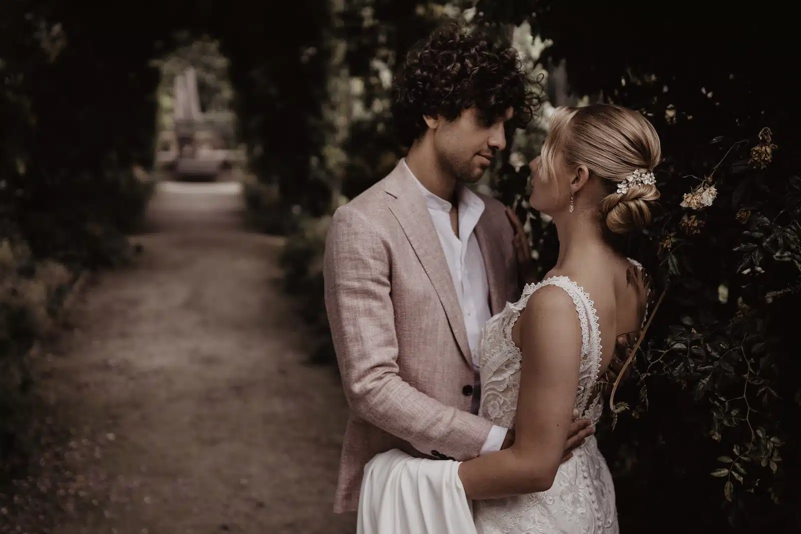 groom suit trends pastel roze trouwpak wedding stel | Michael & Giso