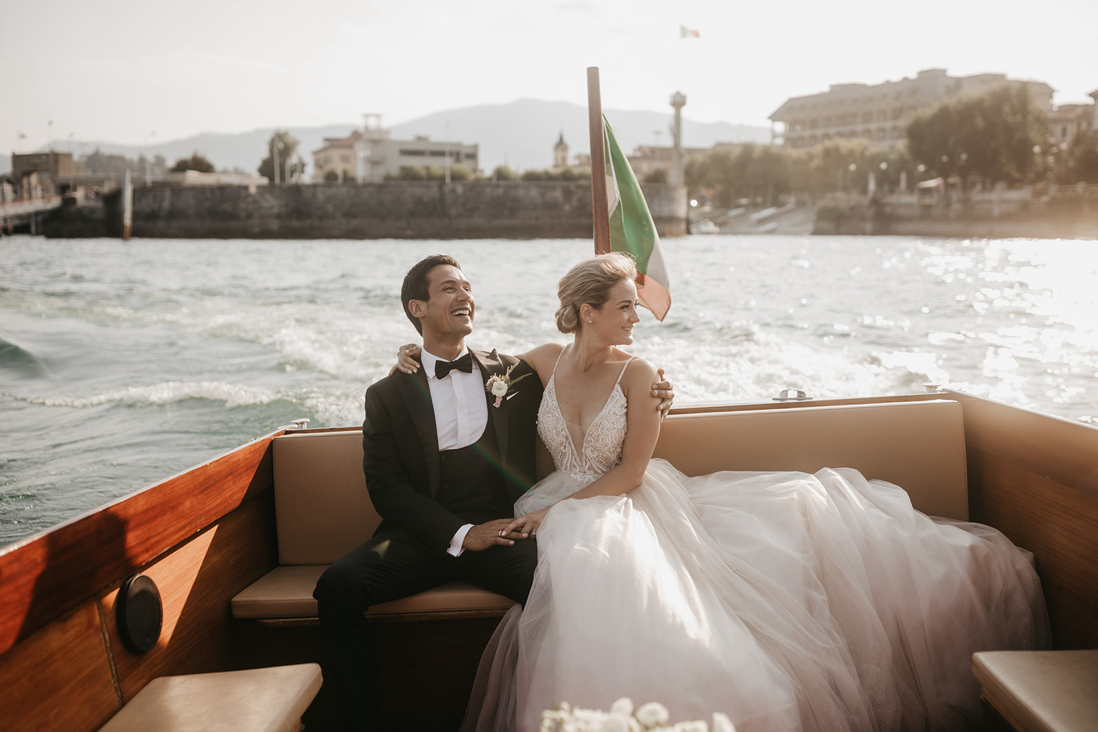 boot buitenland wedding italie smoking trouwjurk | Michael & Giso