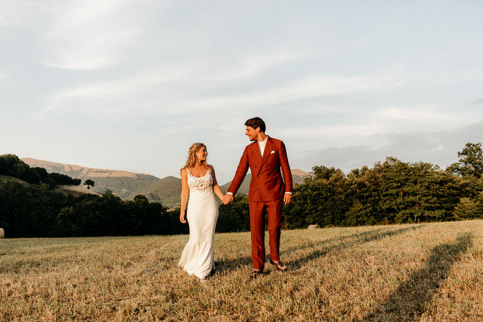 Destination wedding burnt orange trouwpak double breasted toscane | Michael & Giso