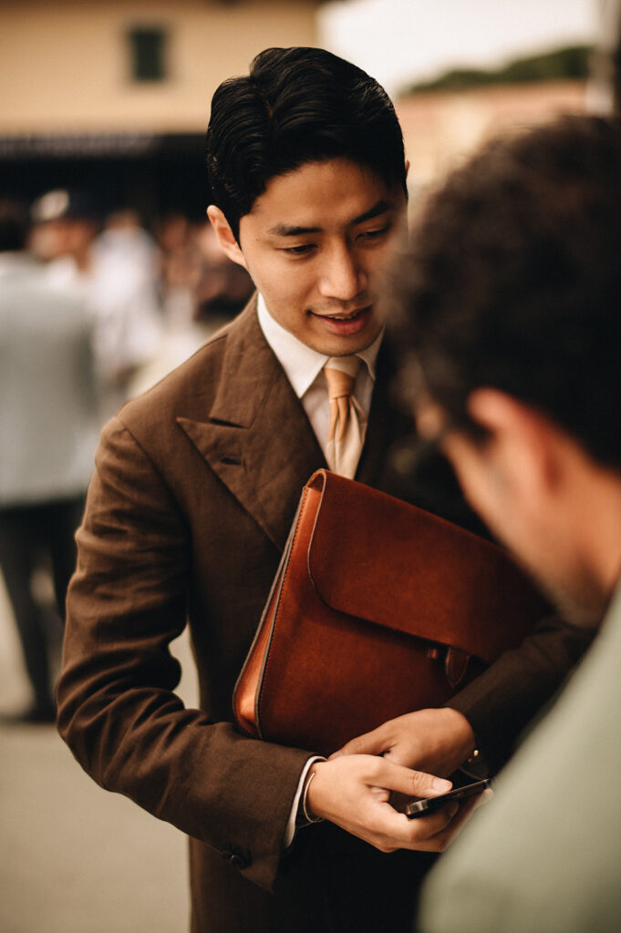 Pitti Uomo 104 Linen suit in brown with accessory | Michael & Giso