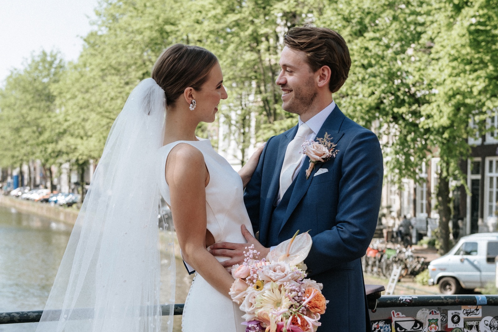 Robin en mirthe amsterdam wedding grachten outfit groom bride | Michael & Giso