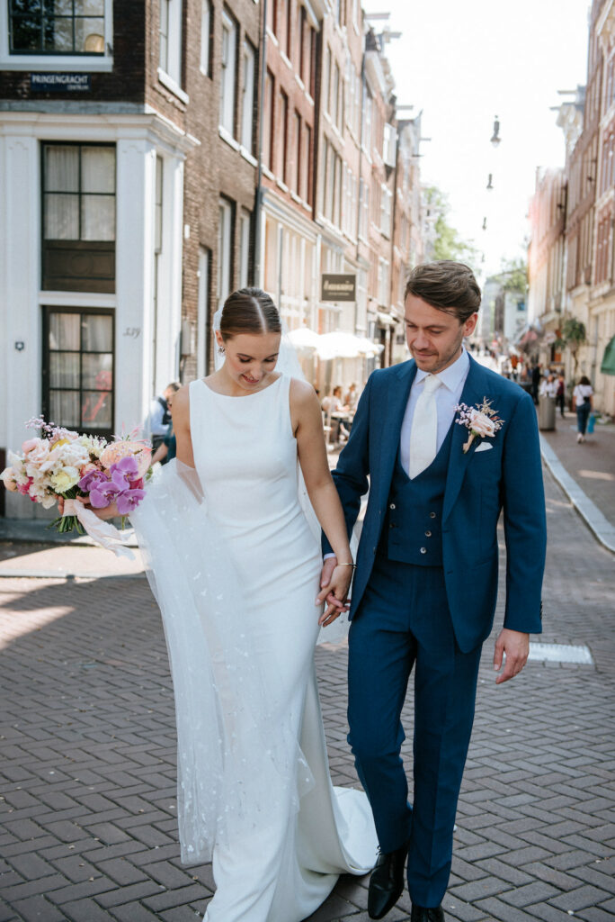 amsterdam city wedding grachten bruid bruidegom jurk pak | Michael & Giso