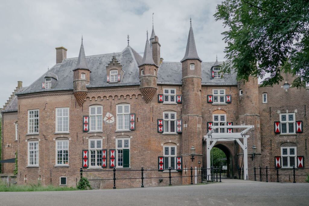 kasteel trouwen klassieke bruiloft trouwpak | Michael & Giso