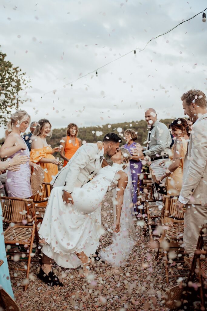 confetti getrouwd zoen jawoord trouwkostuum | Michael & Giso